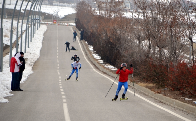 musta kayakli kosu sporculari asfaltta yaristi YeTHTNpG