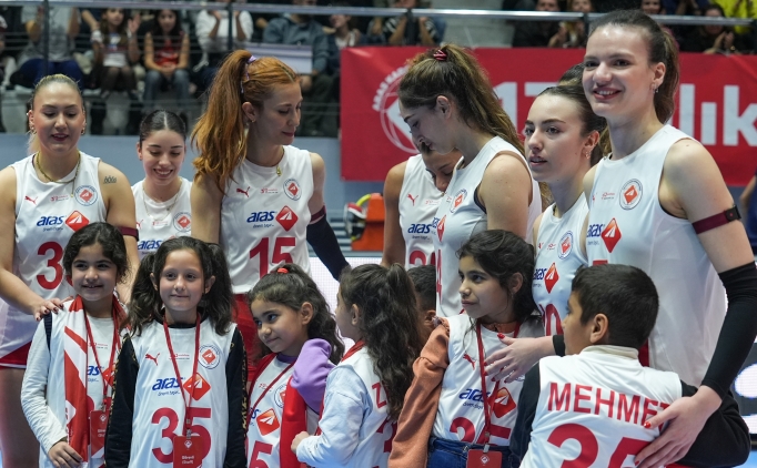 sogan torbalarindan voleybol filesi yapan cocuklar macta D3zSwBe4