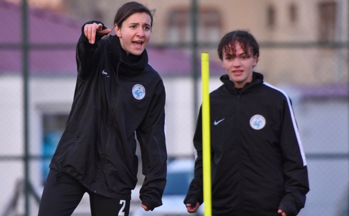 namaglup kadin futbol takiminin guven veren forveti Y8IrSyMN