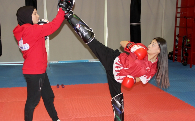 Ağabeyiyle kick boksa başlayan Ecrin, kürsüden inmiyor 1 agabeyiyle kick boksa baslayan ecrin kursuden inmiyor W8MSFvED