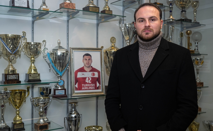 hentbol camiasi depremde hayatini kaybeden cemal kutahyayi unutmuyor Q8tLk3sR