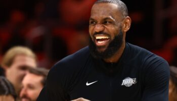 lebron takas suresi doldugunda da lakersta kaliyor 19H5OWN6