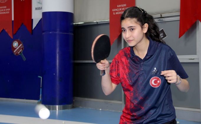 masa tenisine 6sinda basladi 13unde dunyada basari hedefliyor BXuswbYk