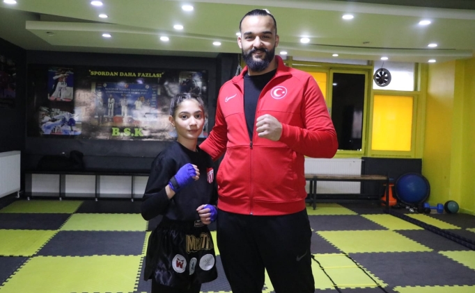 babasinin zoruyla basladigi muaythaide sampiyon oldu LXlJ5lBw
