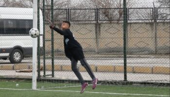 kaybettigi parmaklarinin uzuntusunu futbolla unutmaya calisiyor 618ylkWS