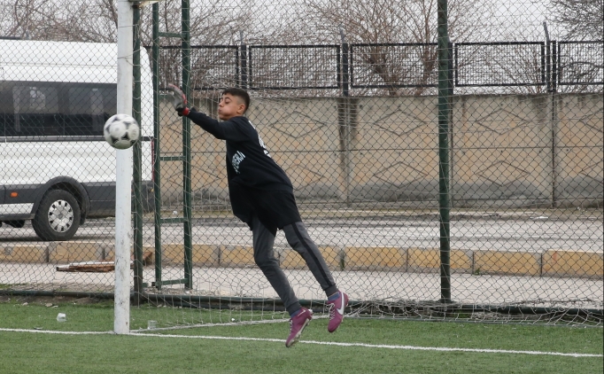 kaybettigi parmaklarinin uzuntusunu futbolla unutmaya calisiyor 618ylkWS
