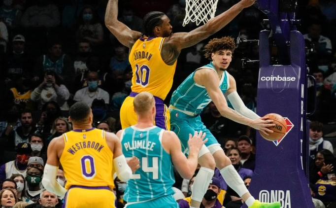lamelo ve bridgesin 56 attigi hornetstan lakersa darbe R86GOZCZ