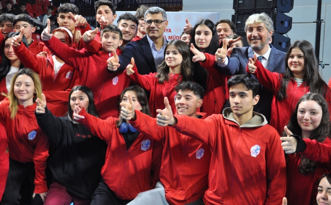 milli atici yusuf dikec kutahyada sporculara malzeme dagitim torenine katildi RGMyVayO