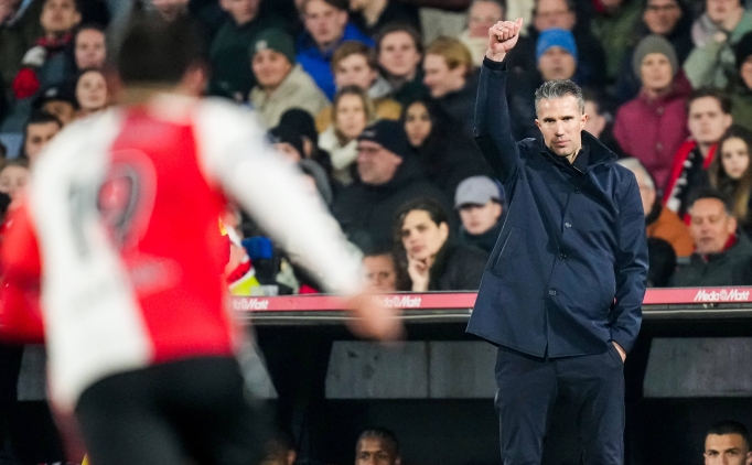 van persienin feyenoordda ilk maci sessiz gecti