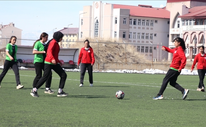 agrili kizlar egitim gordukleri spor lisesinin futbol takimini zirveye tasiyor ES3KA7mt