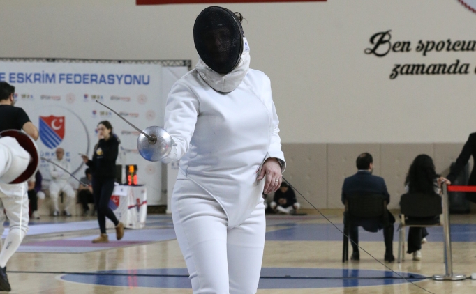 eski milli eskrimci 30 yil ara verdigi spora altin madalyayla dondu ZTNqMlNG