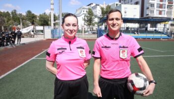 futbol hakemi cift yesil sahalarda birlikte mac yonetiyor mxCsv7ng