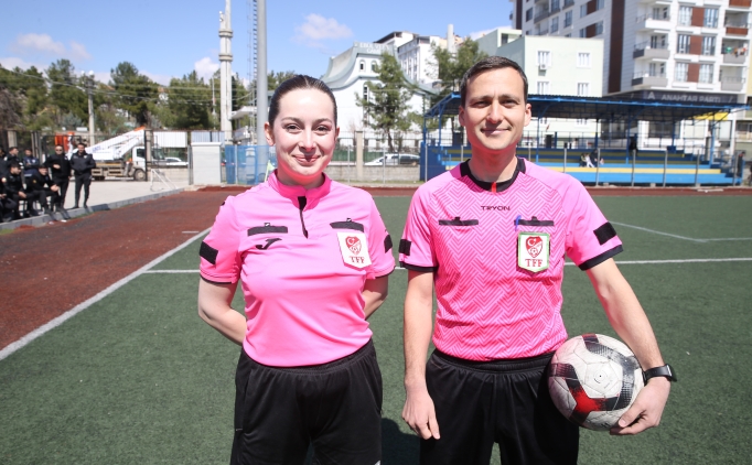 futbol hakemi cift yesil sahalarda birlikte mac yonetiyor