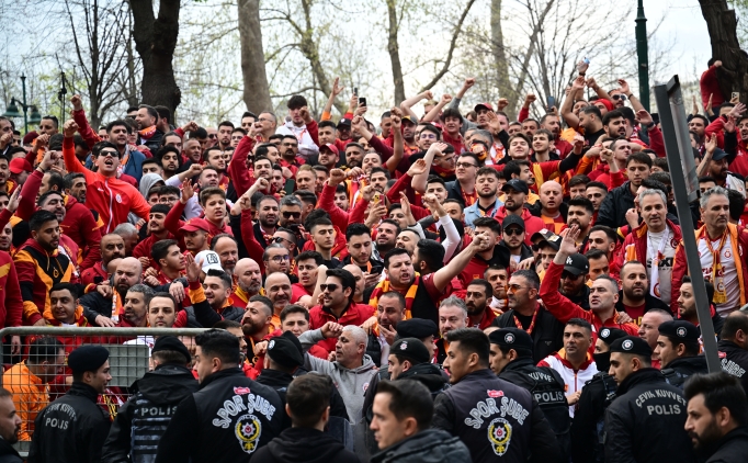 galatasaray taraftari takimi yalniz birakmadi MAmnhj9A