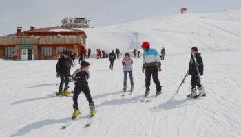 hakkarili cocuklar kayak sporuyla saglikli gelecege adim atiyor q94qqfiR