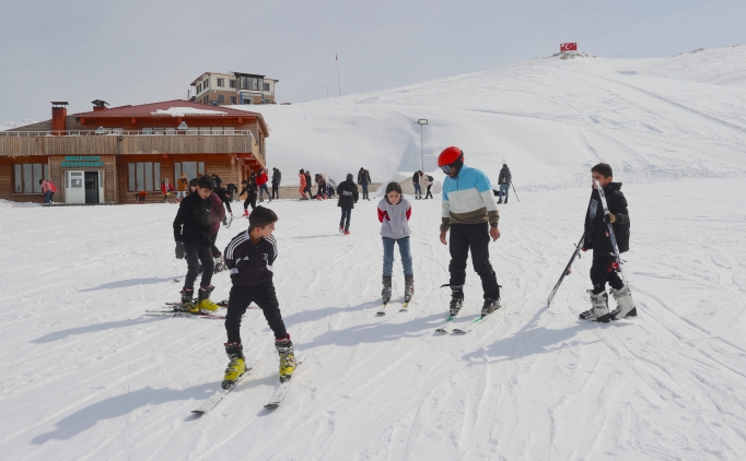 hakkarili cocuklar kayak sporuyla saglikli gelecege adim atiyor q94qqfiR