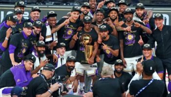 jeanie buss 2020 lakers kadrosunu dagittigi icin pisman ywJu4JWx