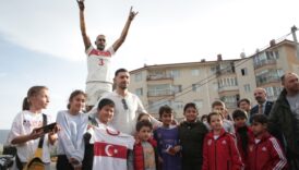 merih demiral boluda heykelini ziyaret etti vW2TAiaz