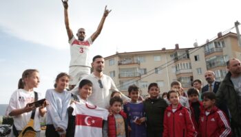 merih demiral boluda heykelini ziyaret etti vW2TAiaz