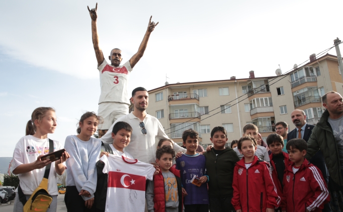 merih demiral boluda heykelini ziyaret etti vW2TAiaz