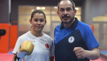 milli formayi giyemeyen babasini basarilariyla gururlandiriyor PdexgS36