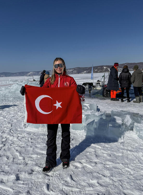 sahika ercumen iklim krizi icin baykal golune buz alti dalis yapti 0 AUEXAlIH