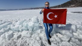 sahika ercumen iklim krizi icin baykal golune buz alti dalis yapti YyuBUwwe