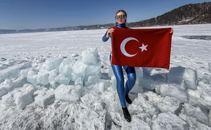 sahika ercumen iklim krizi icin baykal golune buz alti dalis yapti YyuBUwwe