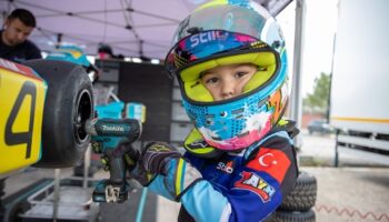 5 yasindaki zayn sofuoglu ingilteredeki karting yarislarinda podyuma cikti MpFa57JI