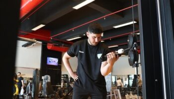 agabeyini yenerek bilek guresine baslayan para milli sporcunun bilegi bukulmuyor Tie1eLWm