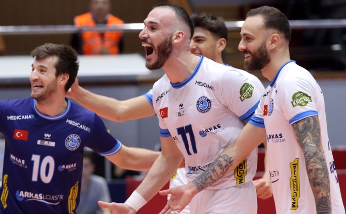 arkas spor seriyi esitlemek icin sahada zO1YbIYD