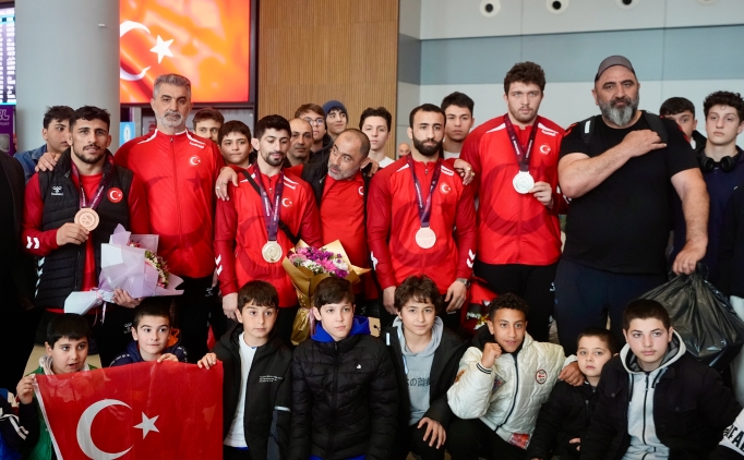 Avrupa 2'ncisi Grekoromen Güreş Milli Takımı yurda döndü 1 avrupa 2ncisi grekoromen gures milli takimi yurda dondu P85ibYDj