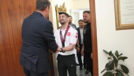 avrupa sampiyonu kerem kamala kulada coskulu karsilama AXVFOnTl