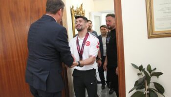 avrupa sampiyonu kerem kamala kulada coskulu karsilama AXVFOnTl