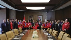 bakan bak ozel sporcular para atletizm milli takimini kabul etti KxT74MUc