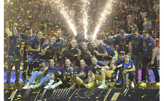fiba euroleaguede sampiyon zvvz usk prag kadin basketbol takimi kupasini aldi ZrN4rnfl