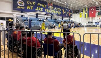 galatasaray tekerlekli basketbol takimindan fenerbahceye protesto EYULPe5g