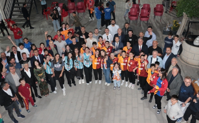 galatasarayli eski futbolcular cizreli genclerle bulustu gYQnOryT