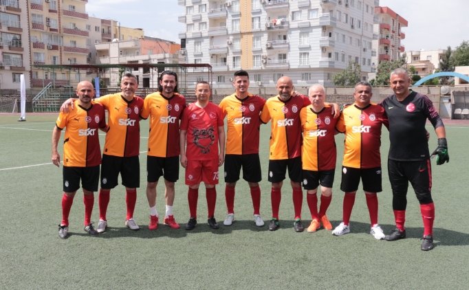 galatasarayli eski futbolculardan cizrede dostluk maci VCWfMGMS