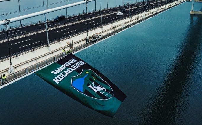 Kocaelispor'un bayrağı köprüye asıldı 1 kocaelisporun bayragi kopruye asildi