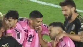 luis suarez bu kez takim arkadasini isirdi tqGOGni9
