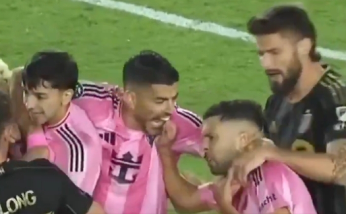 Luis Suarez bu kez takım arkadaşını ısırdı! 1 luis suarez bu kez takim arkadasini isirdi tqGOGni9