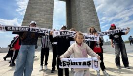 besiktas taraftarlari canakkale sehitler abidesini ziyaret etti PNl2ZaRy