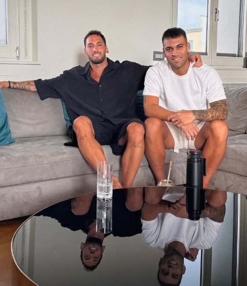 hakan calhanoglu ve lautaro martinezden dostluk pozu interde gerilim sona erdi 0 LPRbvvwd