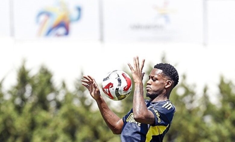 jhon duran fenerbahcede ilk antrenmanina cikti 7StJ97Cn