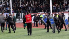 sampiyonluk macinda futbolcularin kavgasini polis ayirdi 6FlmOt66