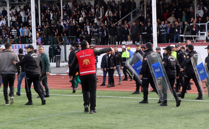 sampiyonluk macinda futbolcularin kavgasini polis ayirdi RsaZUuRk