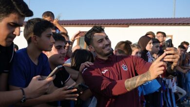 trabzonsporda futbolcular erzurumda taraftarla bulustu 2HNnk4Rk