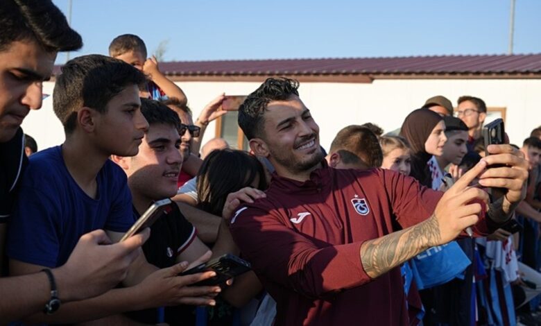 Trabzonspor'da futbolcular Erzurum'da taraftarla buluştu 1 trabzonsporda futbolcular erzurumda taraftarla bulustu 2HNnk4Rk