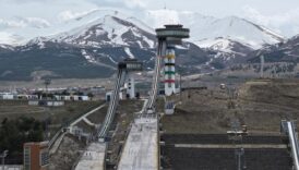 turkiyenin tek kayakla atlama kulelerinin pistleri ahsapla yenileniyor DDhMVMl1